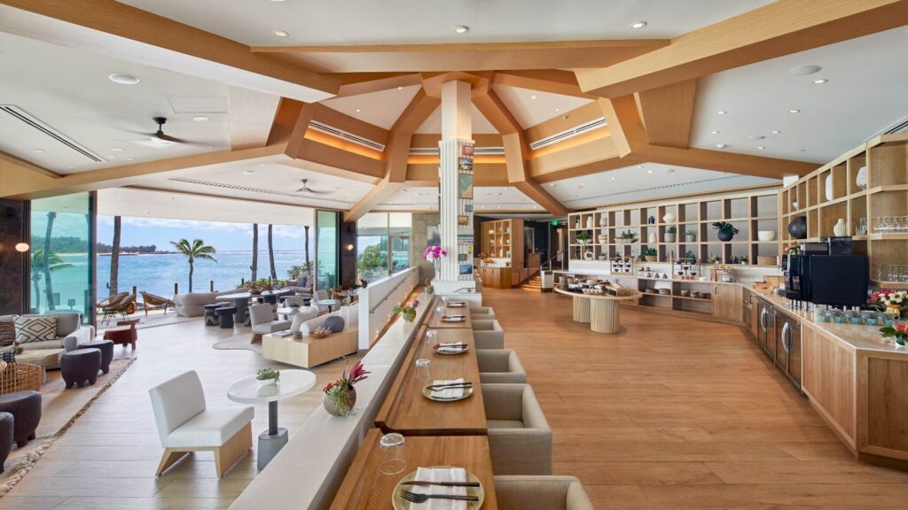 Lounge at Ritz-Carlton Oahu, Turtle Bay (Photo: Ritz-Carlton)